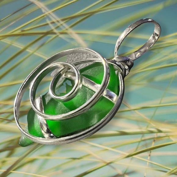 Green Pompano Beach Glass Freeform Pendant With Large Bale - Picture 3 of 3